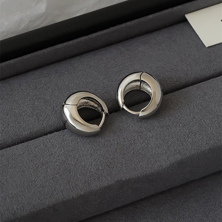 Chunky Teardrop Huggie Earrings – Gold / Silver